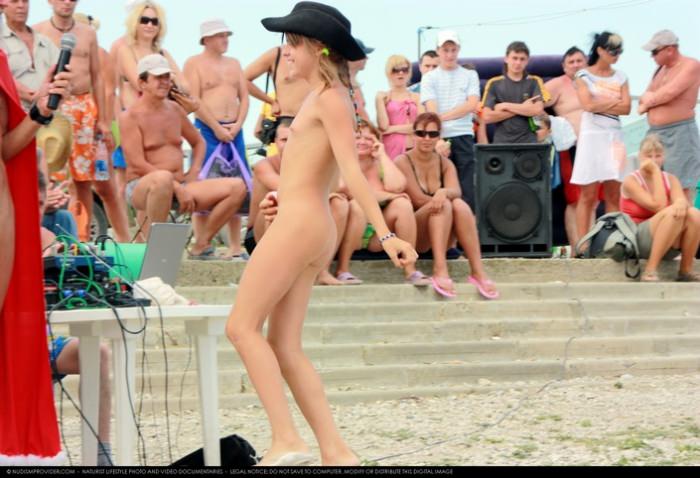 Pure Nudism photo gallery # 15